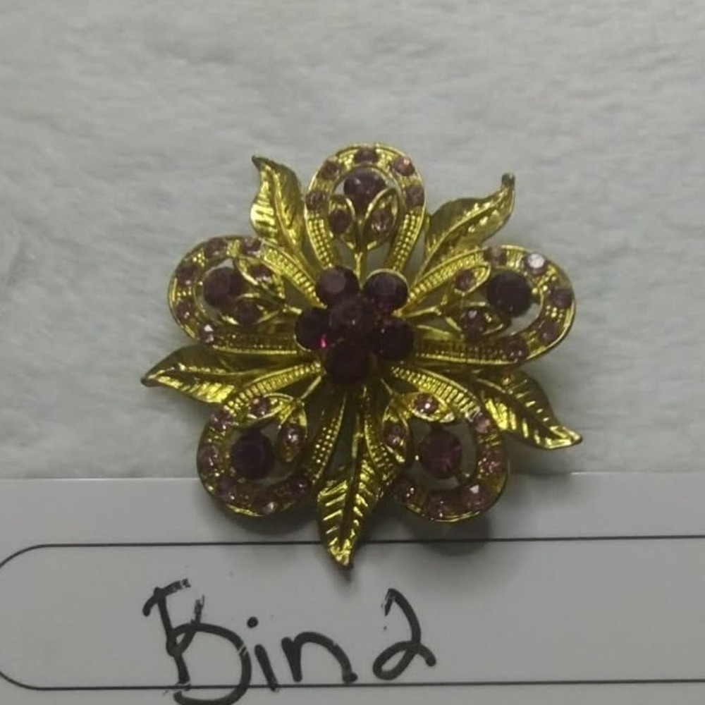 Vintage Gold Tone Purple Rhinestone Floral‎ Brooch Pin Botanical Filigree Flower